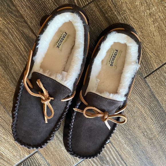 NWOT FIRESIDE by DEARFOAMS brown suede slip on slippers - Picture 3 of 14